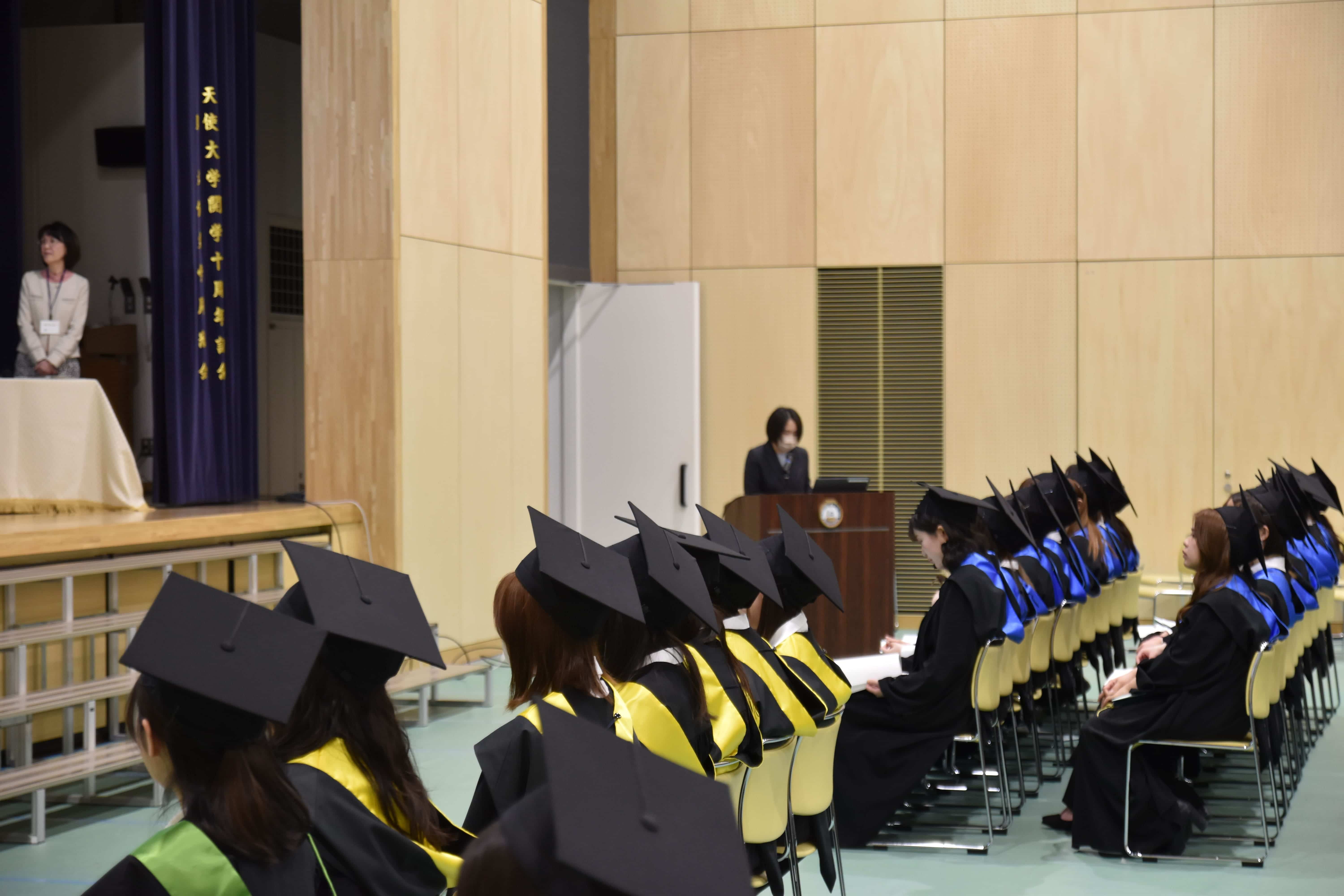 新卒業生を迎える同窓会入会式の様子