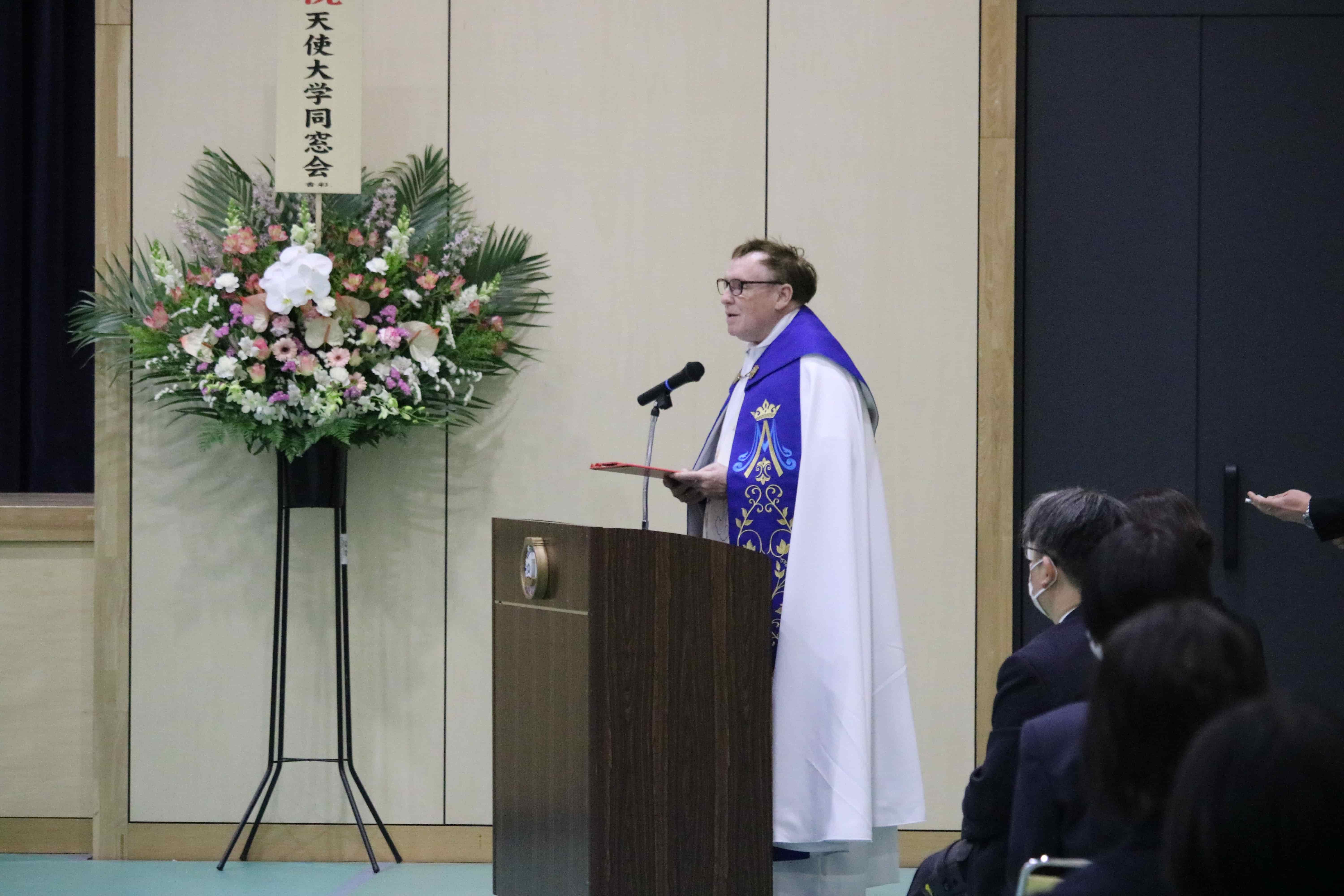 天使大学入学式でのスタンドフラワー贈呈の様子